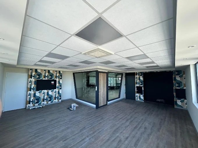 Salle finie après travaux, papier peint et parquet