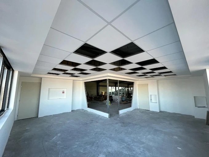 Salle en travaux avant, plafond en isolation