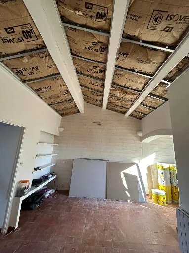Combles avant travaux, isolant apparent