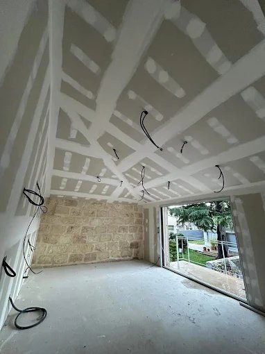 Charpente après travaux, plafond placardé